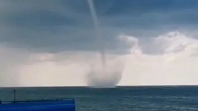 Смерч в Черном море: огромный водяной столб прошел рядом с берегом в Сочи