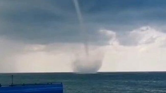 Смерч в Черном море: огромный водяной столб прошел рядом с берегом в Сочи