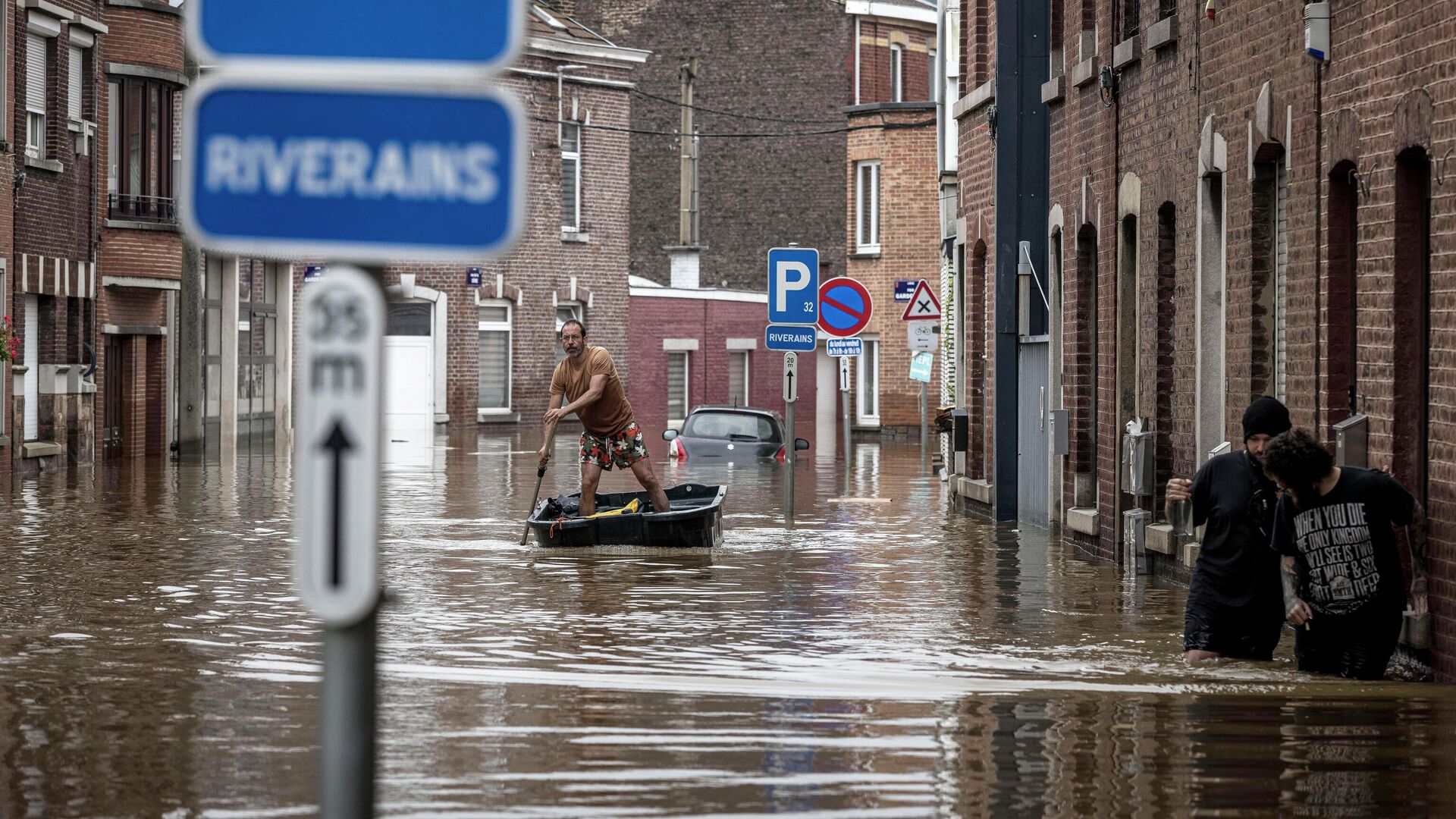 Мужчина плывет на лодке по жилой улице после наводнения в Англере, Бельгия - РИА Новости, 1920, 24.08.2021