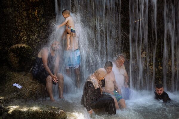 Купание в водопаде в честь праздника Курбан-байрам в Бейт-Шеане 