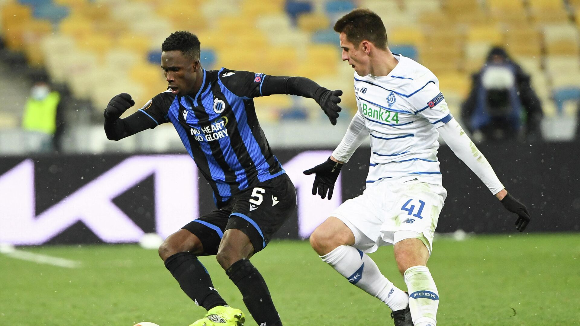 Club Brugge's Ivorian defender Odilon Kossounou and Dynamo Kiev's Ukrainian forward Artem Biesiedin vie for the ball during the UEFA Europa League football match between Dynamo Kiev and Club Brugge at the Olympiyski Stadium in Kiev on February 18, 2021. (Photo by Sergei SUPINSKY / AFP) - РИА Новости, 1920, 22.07.2021