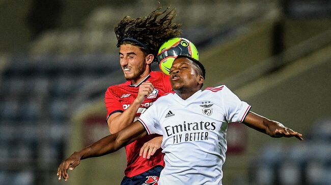 Lille's French midfielder Rocco Ascone (L) heads the ball with Benfica's Portuguese midfielder Florentino Luis during an international club friendly football match between SL Benfica and Lille OSC at the Algarve stadium in Portimao on July 22, 2021. (Photo by PATRICIA DE MELO MOREIRA / AFP)