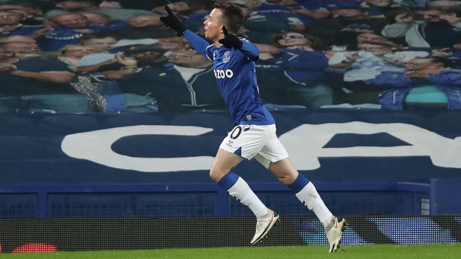 Everton's Brazilian striker Bernard celebrates after he scores his team's fifth goal during the English FA Cup fifth round football match between Everton and Tottenham Hotspur at Goodison Park in Liverpool, north west England on February 10, 2021. (Photo by Clive Brunskill / POOL / AFP) / RESTRICTED TO EDITORIAL USE. No use with unauthorized audio, video, data, fixture lists, club/league logos or 'live' services. Online in-match use limited to 120 images. An additional 40 images may be used in extra time. No video emulation. Social media in-match use limited to 120 images. An additional 40 images may be used in extra time. No use in betting publications, games or single club/league/player publications. /  - РИА Новости, 1920, 23.07.2021