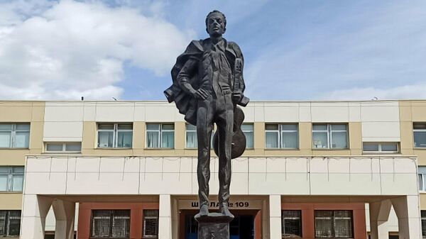 Памятник Булату Окуджаве в московском районе Теплый Стан