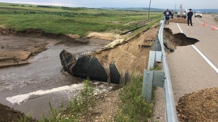 Обрушение дорожного полотна на федеральной трассе Амур в Забайкальском крае в результате паводков - РИА Новости, 1920, 23.07.2021