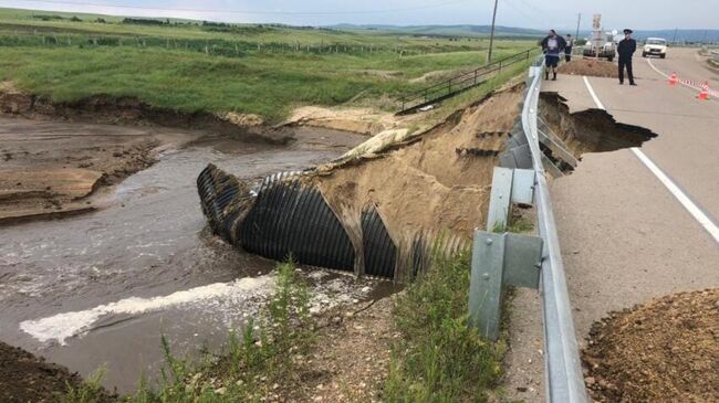 Обрушение дорожного полотна на федеральной трассе Амур в Забайкальском крае в результате паводков