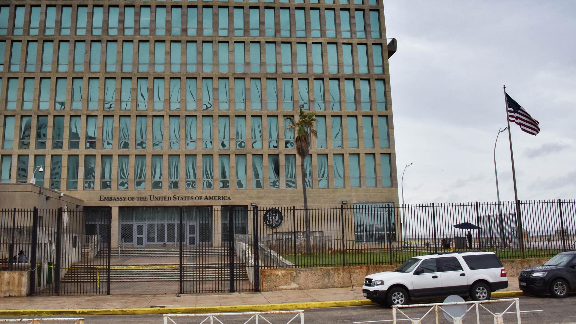 Посольство США в Гаване 29 сентября 2017 года после того, как Соединенные Штаты объявили о выводе более половины своего персонала из-за ухудшения самочувствия некоторых его сотрудников - РИА Новости, 1920, 23.07.2021