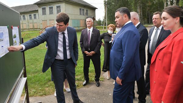 Губернатор  Тверской области Игорь Руденя во время ознакомления с проектом строительства новой школы в Максатихе 