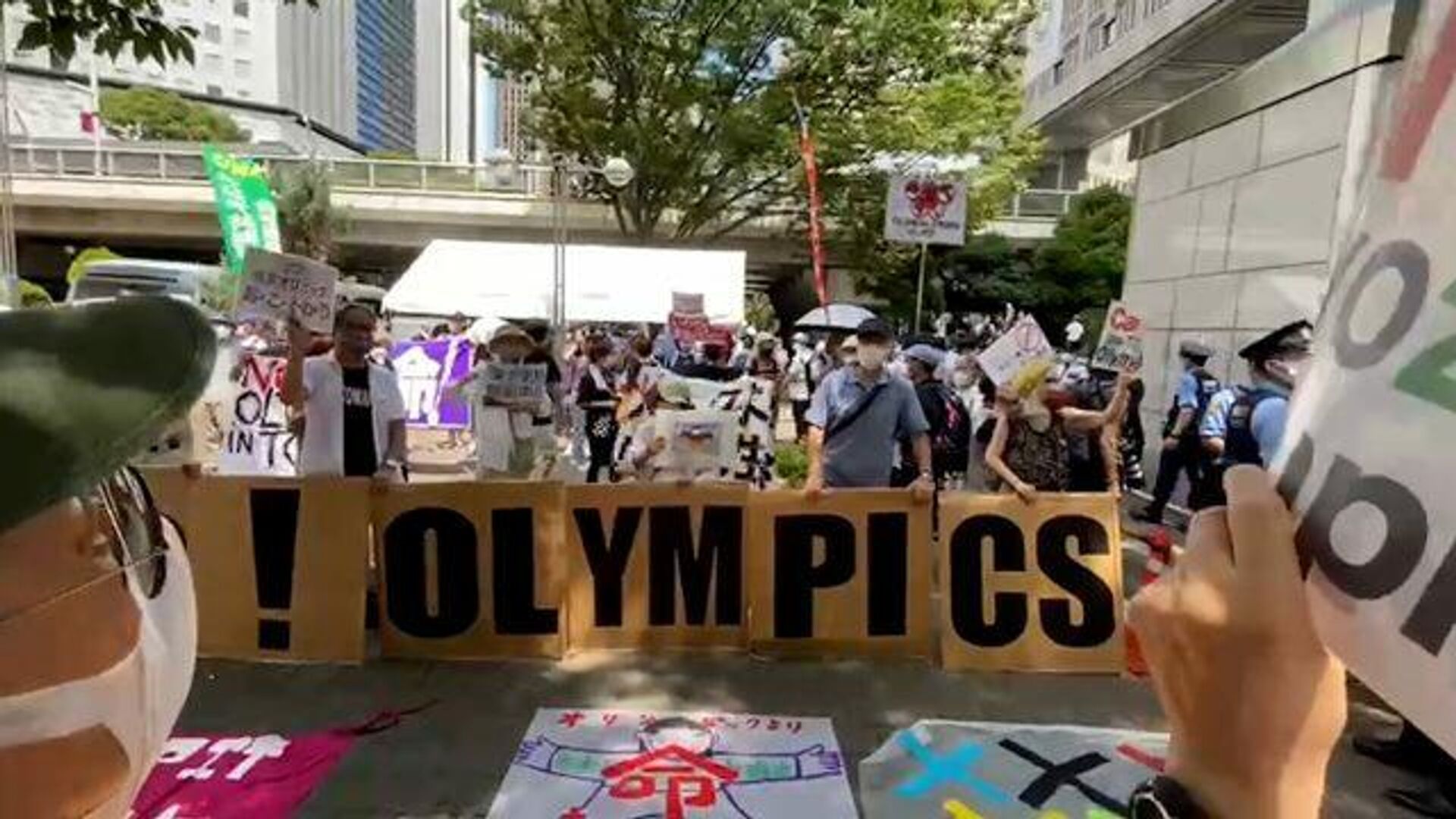 Люди протестуют у мэрии Токио против проведения Олимпийских игр - РИА Новости, 1920, 23.07.2021
