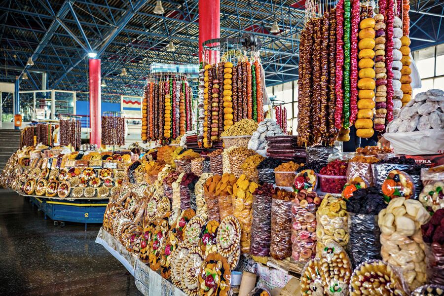 Армянские сладости на рынке в Ереване 