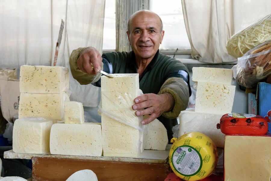Продавец домашнего сыра на рынке в Ереване 