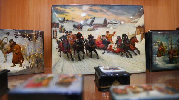 Шкатулки в музее Федоскинской фабрики миниатюрной живописи в Московской области 