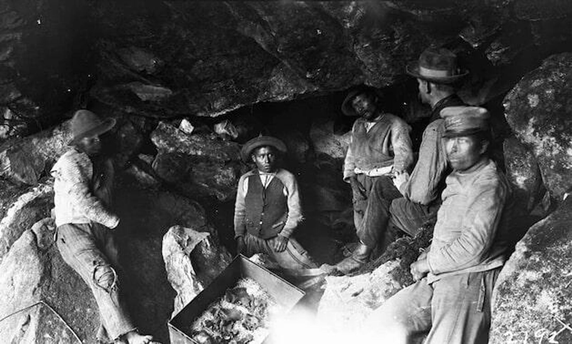 Команда исследователей и скелетированные останки древних жителе Мачу-Пикчу - РИА Новости, 1920, 23.07.2021