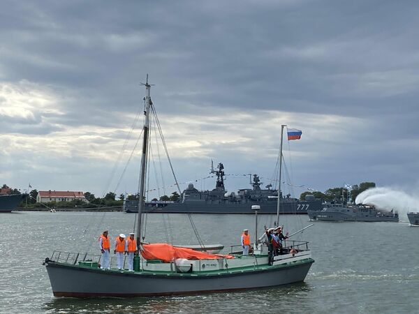 Петр Первый ежегодно приветствует участников и гостей парада Петр Первый ежегодно приветствует участников и гостей парада