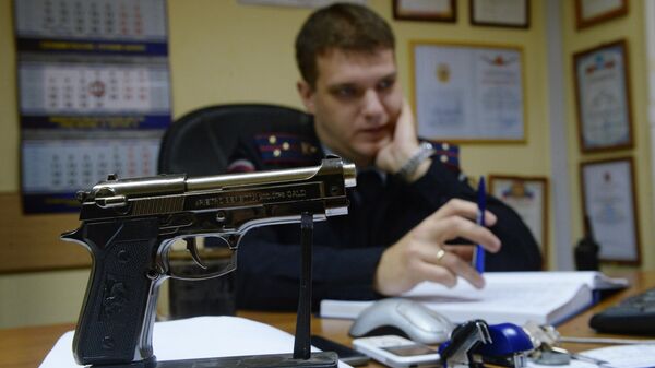 Сувенир на рабочем столе старшего лейтенанта полиции Анатолия Арабкина в Москве