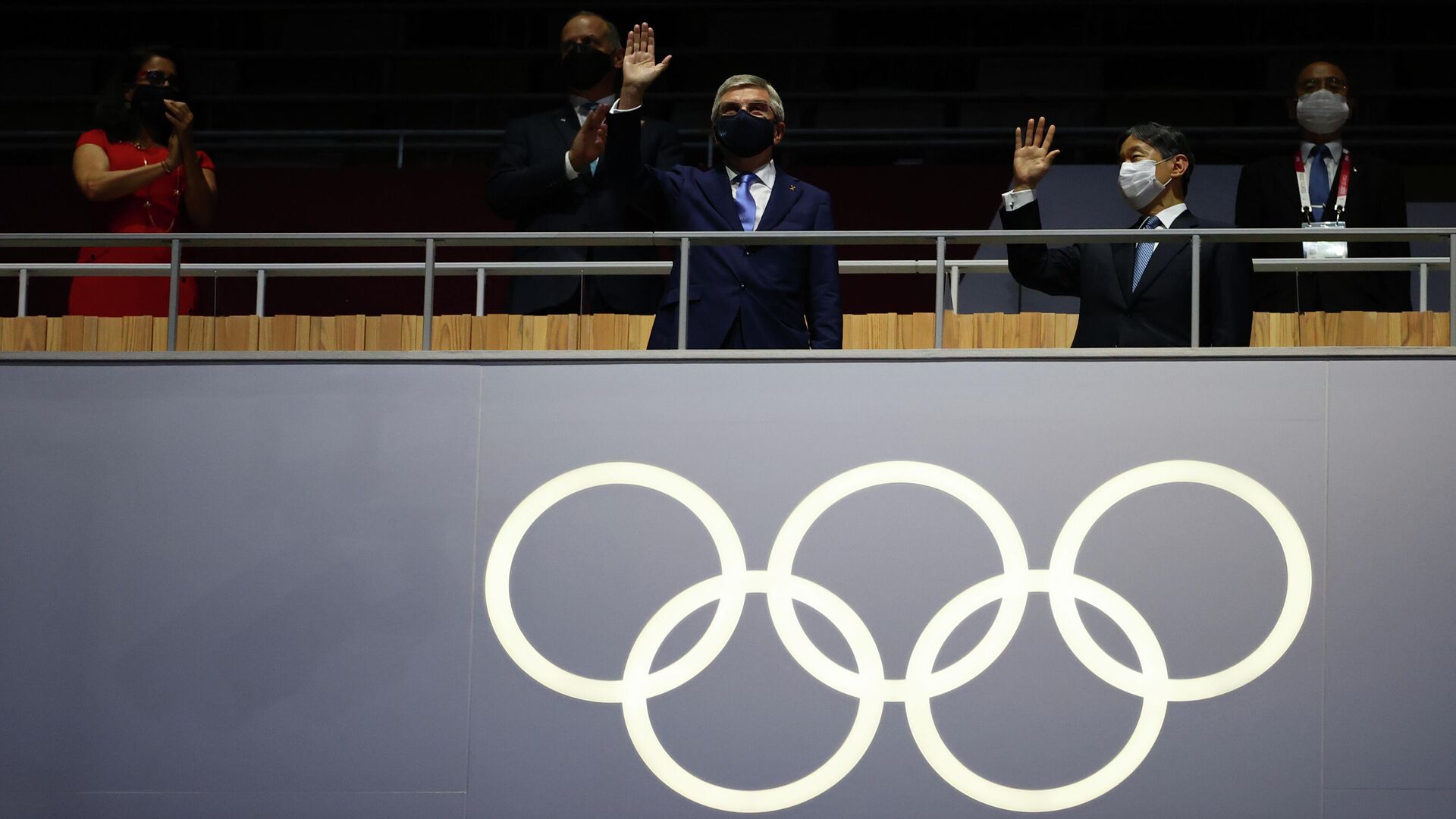 Президент Международного олимпийского комитета (МОК) Томас Бах и император Японии Нарухито (справа) - РИА Новости, 1920, 08.08.2021
