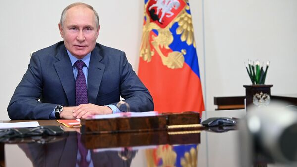 Президент РФ Владимир Путин проводит оперативное совещание с постоянными членами Совета безопасности РФ в режиме видеоконференции