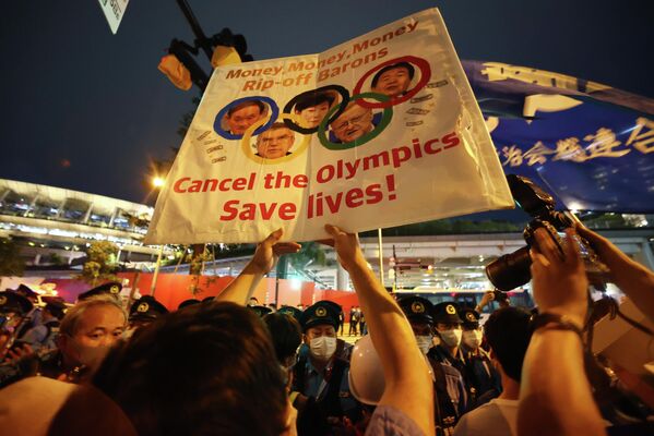 Протесты в Токио во время открытия Олимпийских игр.