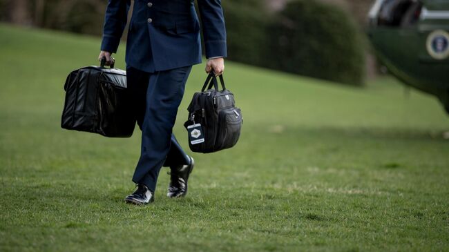 Военный помощник США несет сумку с кодами запуска ядерного оружия. Архивное фото