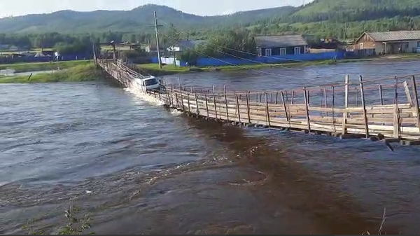 Обрушение моста в Забайкальском крае. Стоп-кадр из видео. 