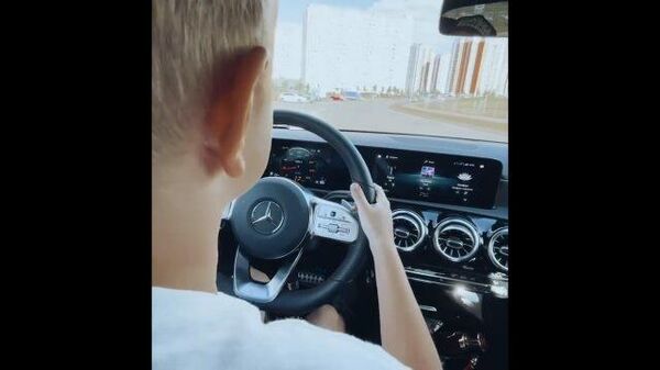 Восьмилетний сын блогера Антона Гусева за рулем Mercedes