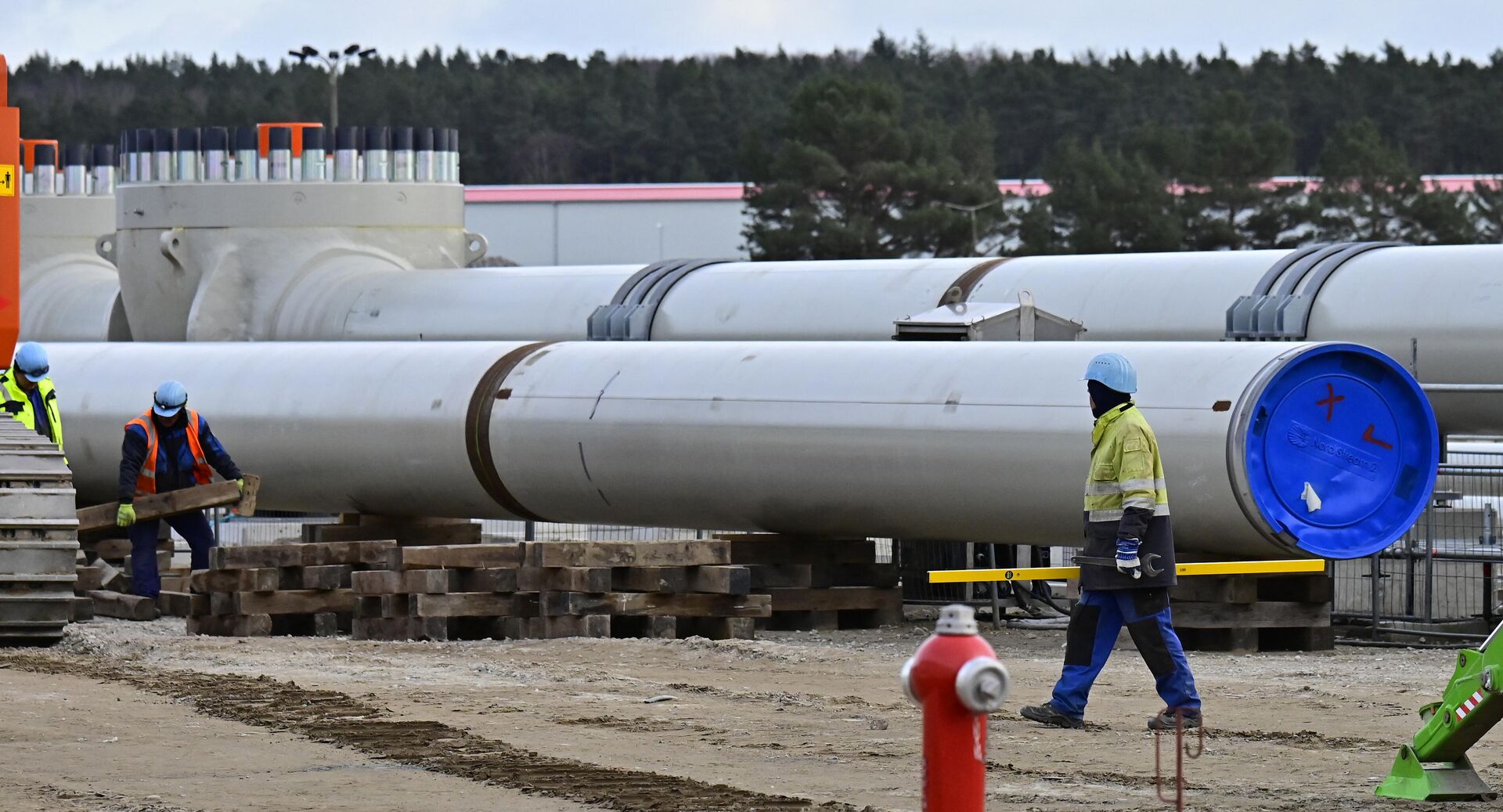 Рабочие на строительной площадке газопровода Северный поток-2 в Любмине на северо-востоке Германи - РИА Новости, 1920, 23.07.2021