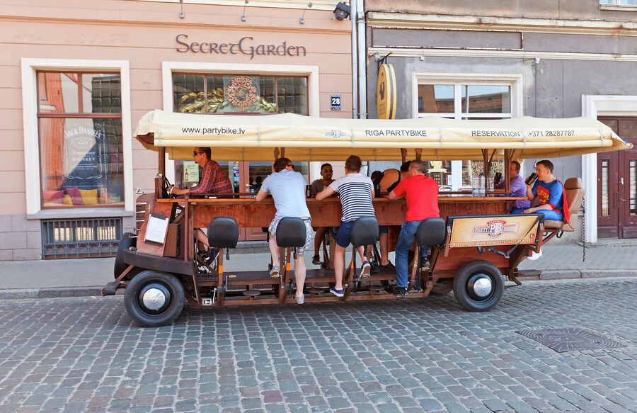 Partybus Beer Bike с барменами на улице Риги
