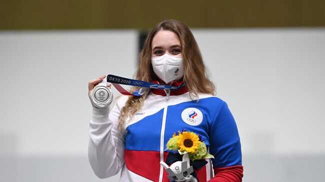 Российская спортсменка Анастасия Галашина, завоевавшая серебряную медаль на соревнованиях по стрельбе из пневматической винтовки с 10 метров среди женщин на XXXII Олимпийских играх в Токио
