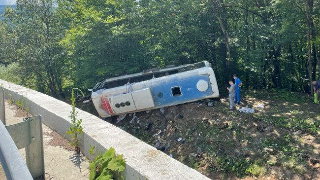 Туристический автобус попал в ДТП в Апшеронском районе Кубани