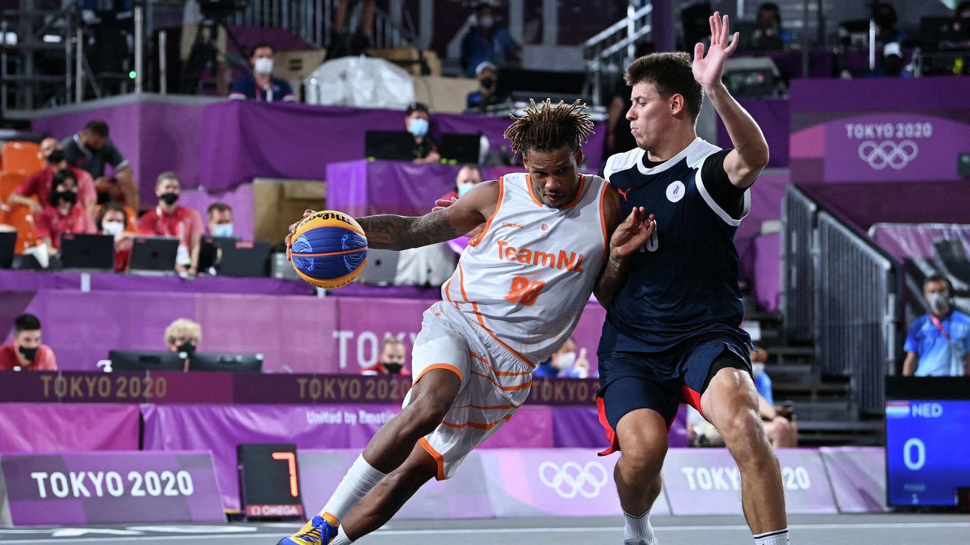 Netherlands' Jessey Voorn (L) fights for the ball with Russia's Kirill Pisklov during the men's first round 3x3 basketball match between Netherlands and Russia at the Aomi Urban Sports Park in Tokyo, on July 24, 2021 during the Tokyo 2020 Olympic Games. (Photo by Andrej ISAKOVIC / AFP) - РИА Новости, 1920, 24.07.2021