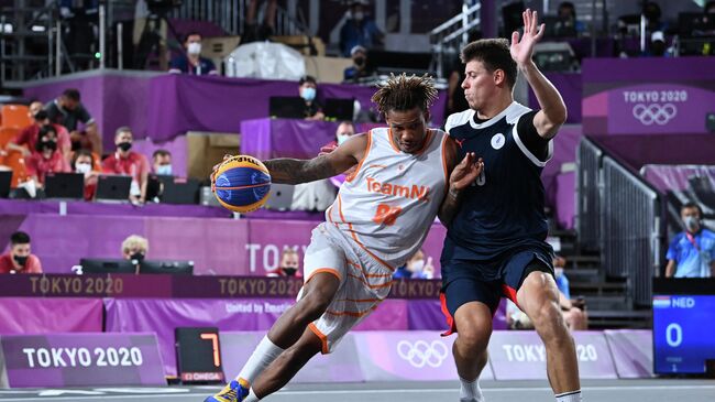 Netherlands' Jessey Voorn (L) fights for the ball with Russia's Kirill Pisklov during the men's first round 3x3 basketball match between Netherlands and Russia at the Aomi Urban Sports Park in Tokyo, on July 24, 2021 during the Tokyo 2020 Olympic Games. (Photo by Andrej ISAKOVIC / AFP)