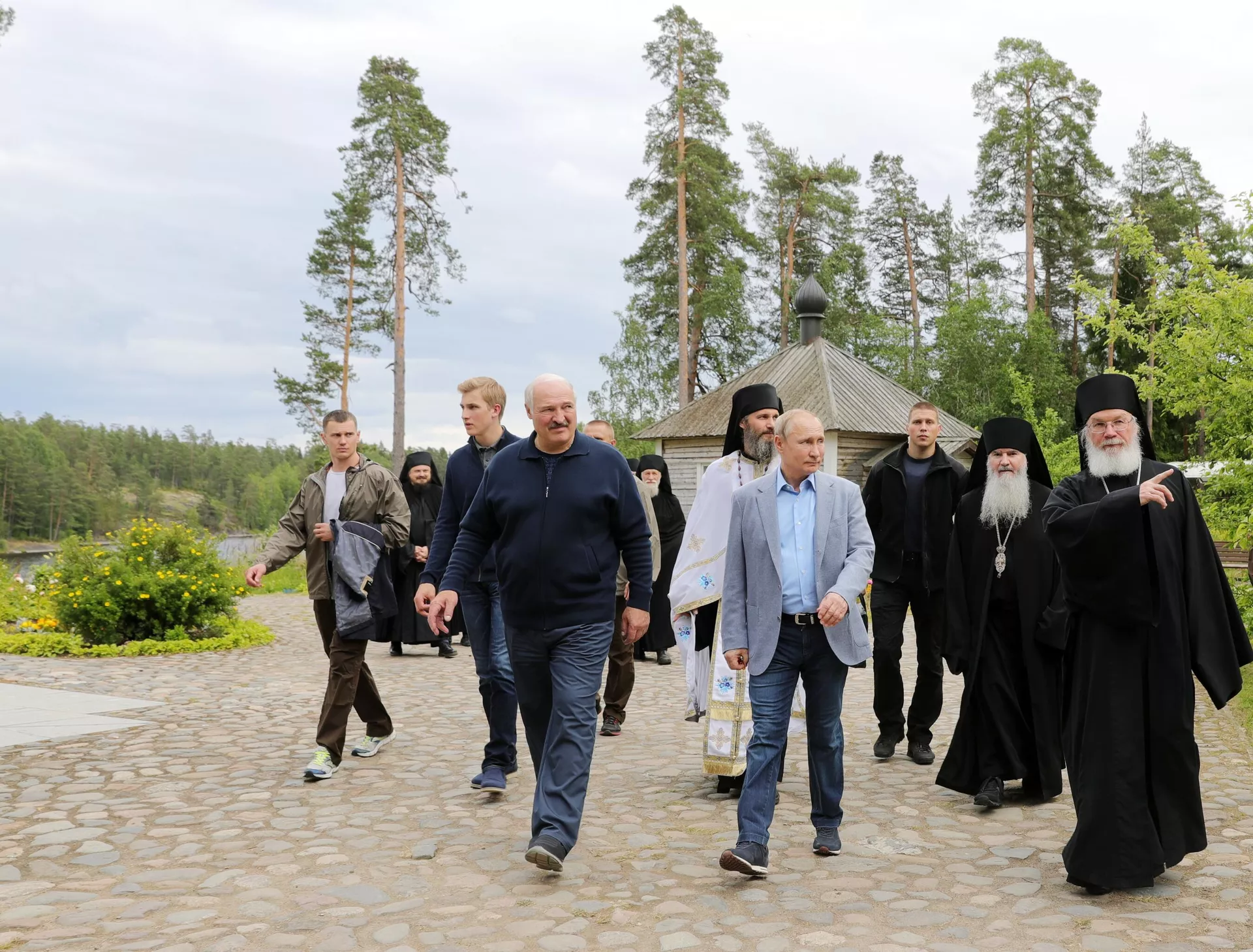Президенты РФ и Белоруссии В. Путин и А. Лукашенко посетили Валаамский монастырь Президенты РФ и Белоруссии В. Путин и А. Лукашенко посетили Валаамский монастырь - РИА Новости, 1920, 25.07.2021
