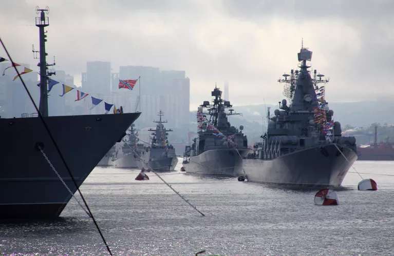 Корабли на параде в честь Дня Военно-морского флота в бухте Золотой Рог во Владивостоке Корабли на параде в честь Дня Военно-морского флота в бухте Золотой Рог во Владивостоке