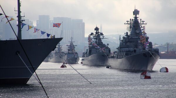 Корабли на параде в честь Дня Военно-морского флота в бухте Золотой Рог во Владивостоке