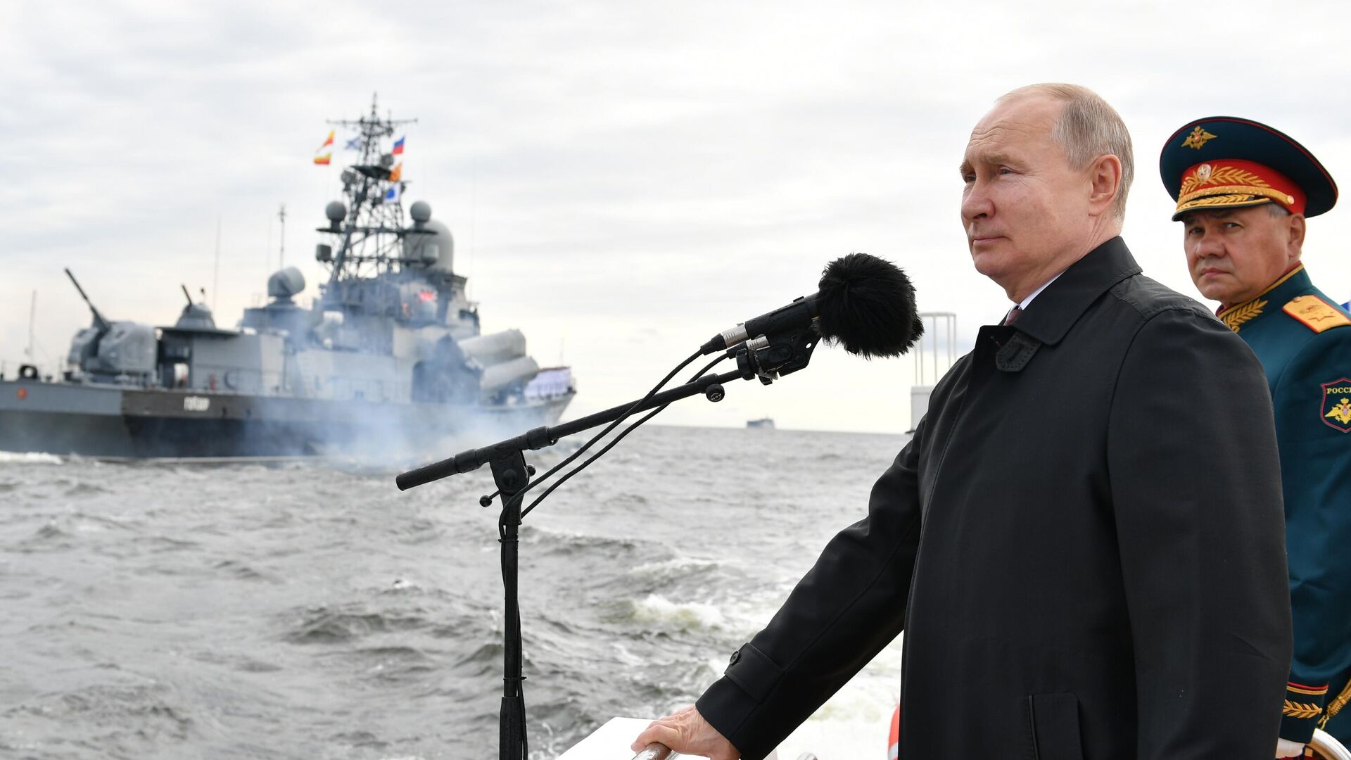 Президент РФ, верховный главнокомандующий Владимир Путин во время осмотра кораблей - РИА Новости, 1920, 31.07.2022