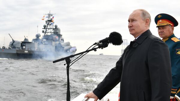 Президент РФ, верховный главнокомандующий Владимир Путин во время осмотра кораблей в Финском заливе перед началом Главного военно-морского парада по случаю Дня Военно-морского флота РФ. 
