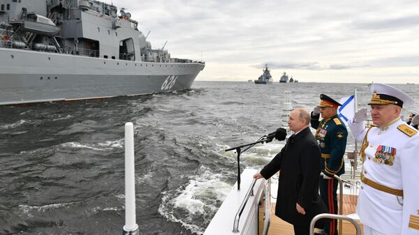 Президент РФ Владимир Путин во время осмотра кораблей в Финском заливе перед началом Главного военно-морского парада по случаю Дня Военно-морского флота РФ