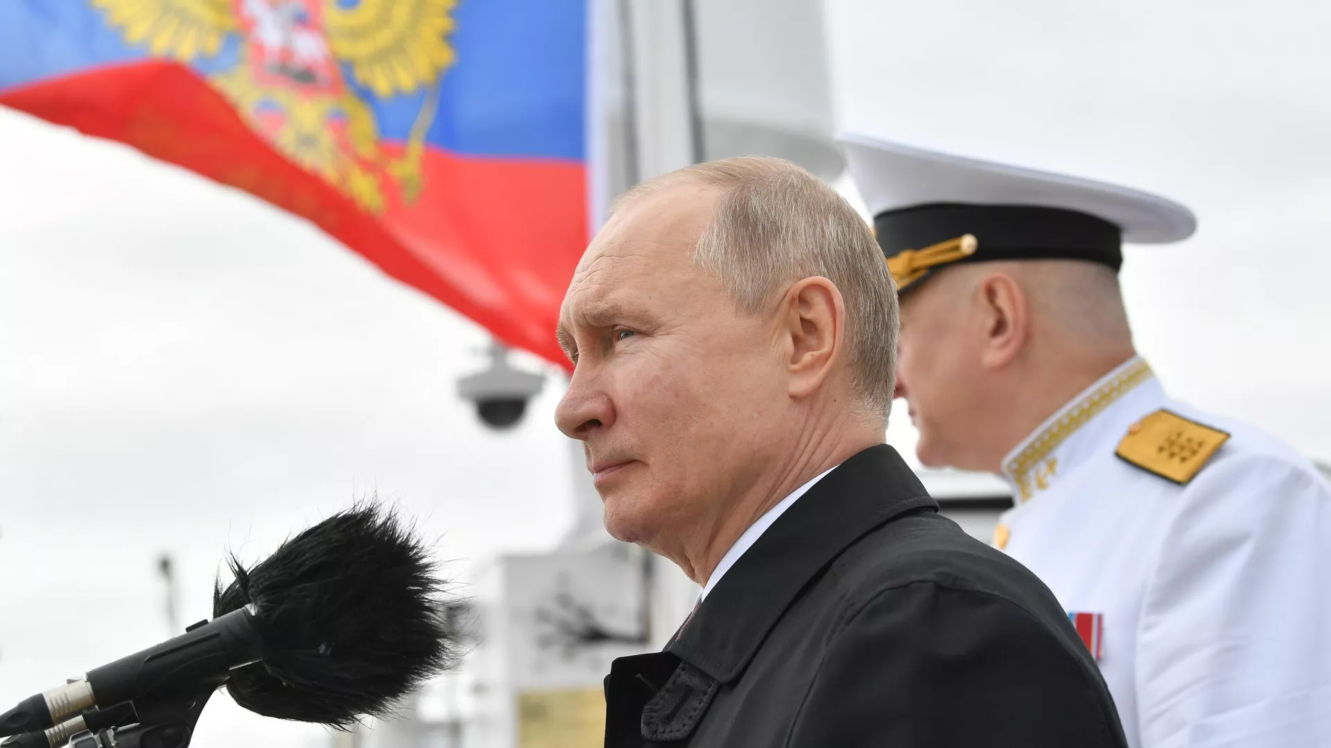 Президент РФ Владимир Путин во время осмотра кораблей в Финском заливе перед началом Главного военно-морского парада по случаю Дня Военно-морского флота РФ - РИА Новости, 1920, 25.07.2021