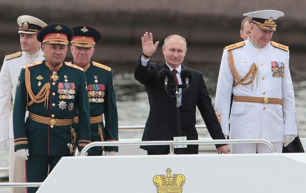 Президент РФ Владимир Путин приветствует участников Главного военно-морского парада по случаю Дня Военно-морского флота РФ в Санкт-Петербурге
