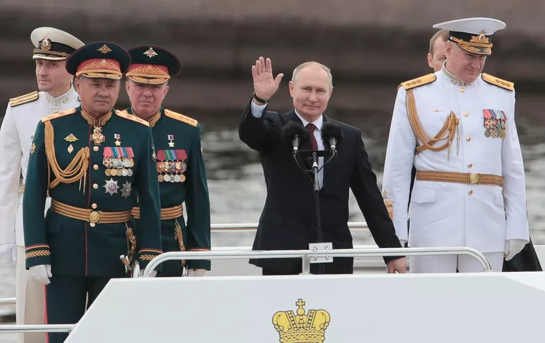 Президент РФ Владимир Путин приветствует участников Главного военно-морского парада по случаю Дня Военно-морского флота РФ в Санкт-Петербурге Президент РФ Владимир Путин приветствует участников Главного военно-морского парада по случаю Дня Военно-морского флота РФ в Санкт-Петербурге
