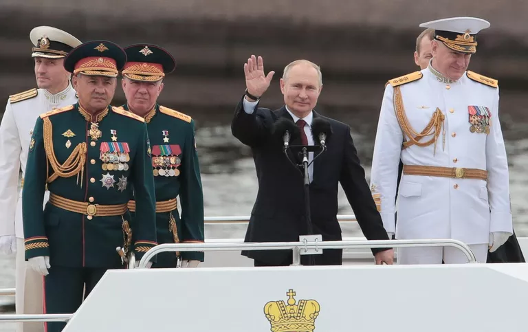 Президент РФ Владимир Путин приветствует участников Главного военно-морского парада по случаю Дня Военно-морского флота РФ в Санкт-Петербурге Президент РФ Владимир Путин приветствует участников Главного военно-морского парада по случаю Дня Военно-морского флота РФ в Санкт-Петербурге