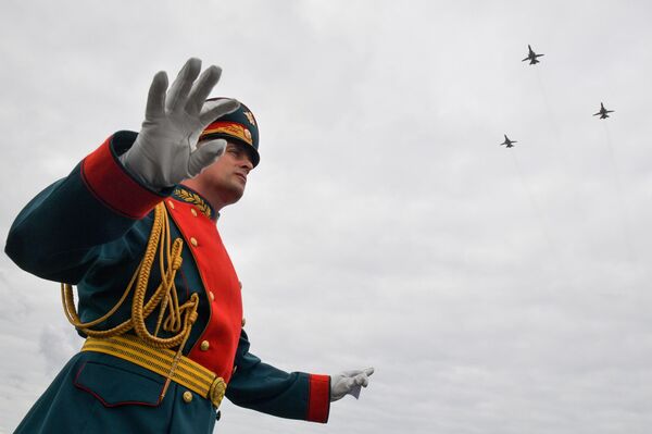 Штурмовики Су-25 в небе на Главном военно-морском параде в честь Дня ВМФ в Кронштадте