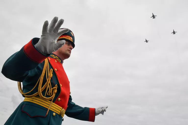 Штурмовики Су-25 в небе на Главном военно-морском параде в честь Дня ВМФ в Кронштадте Штурмовики Су-25 в небе на Главном военно-морском параде в честь Дня ВМФ в Кронштадте