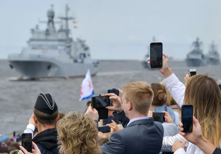 Зрители во время Главного военно-морского парада в честь Дня ВМФ в Кронштадте Зрители во время Главного военно-морского парада в честь Дня ВМФ в Кронштадте
