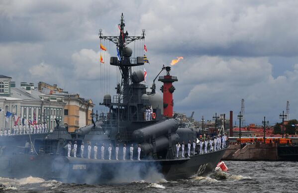 Большой ракетный катер Димитровград проекта 12411 на Главном военно-морском параде в честь Дня ВМФ в Санкт-Петербурге