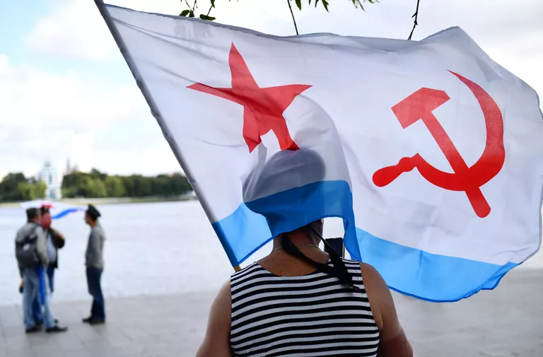 Празднование дня ВМФ на плотине городского пруда на реке Исеть в Екатеринбурге Празднование дня ВМФ на плотине городского пруда на реке Исеть в Екатеринбурге