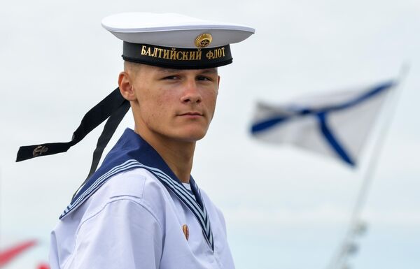 Матрос перед началом Главного военно-морского парада в честь Дня ВМФ в Кронштадте