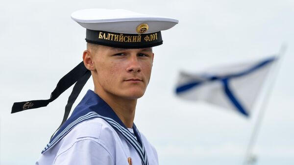 Матрос перед началом Главного военно-морского парада в честь Дня ВМФ в Кронштадте