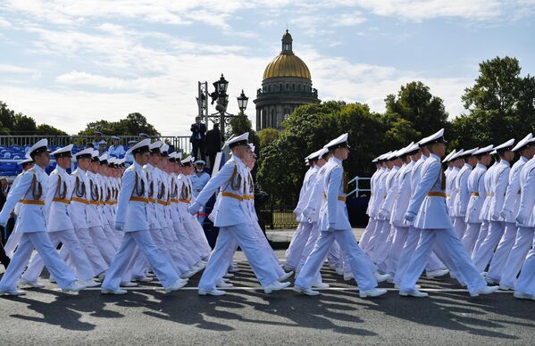 Моряки перед началом Главного военно-морского парада в честь Дня ВМФ в Санкт-Петербурге
