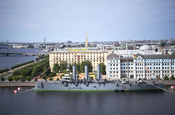Крейсер Аврора в акватории Невы во время празднования Дня ВМФ в Санкт-Петербурге